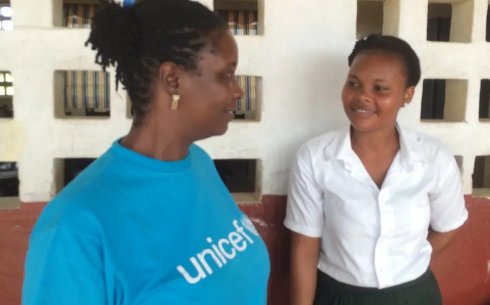 Jalarye erzählt Madia Reeves von UNICEF über ihren Traum, Ärztin zu werden. | © UNICEF/Kerstin Bücker Reisetagebuch Liberia: Jalarye erzählt von ihrem Traum, Ärztin zu werden