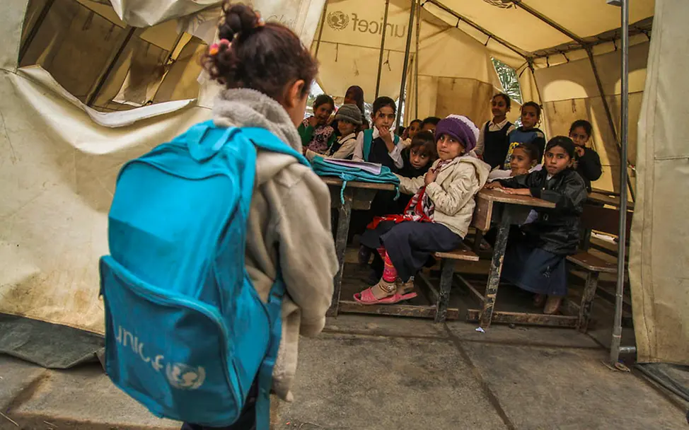 Notschule für Flüchtlingskinder | © UNICEF/Khuzaie Flüchtlingskinder in einer Notschule von UNICEF