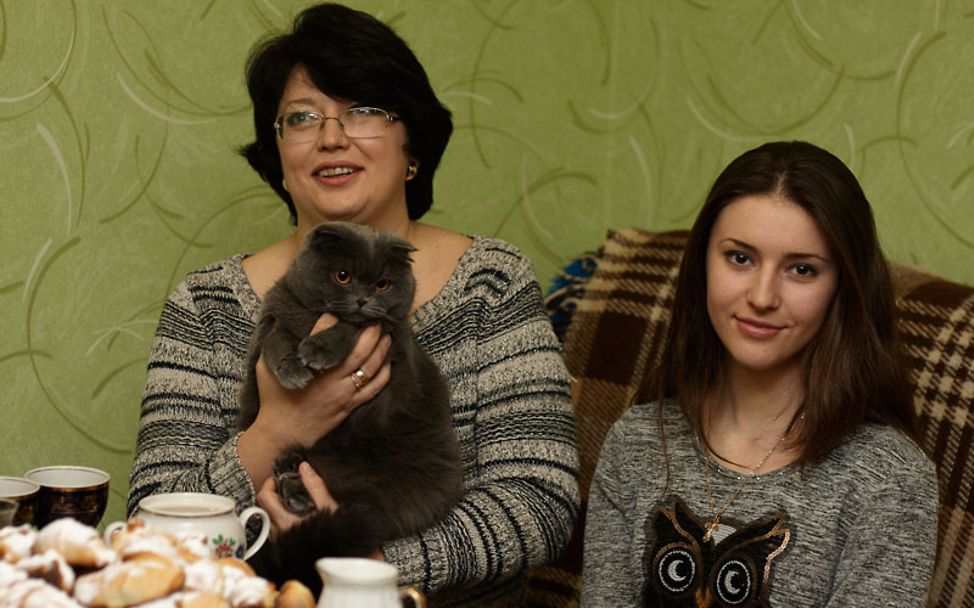 Lena mit ihrer Tochter Margarita und der Katze Ozzy