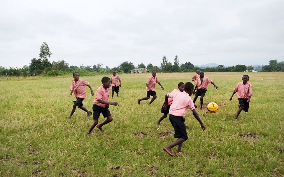 Kinder der Welt: Charles aus Uganda – Ein starker Junge  