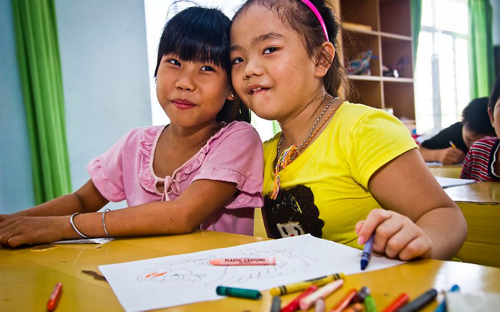 Uyen mit einer Freundin in der Schule