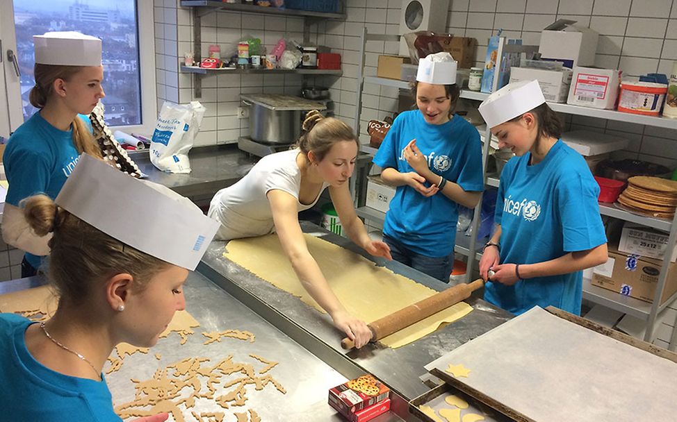 Das JuniorTeam Gießen backt Plätzchen für Kinder.