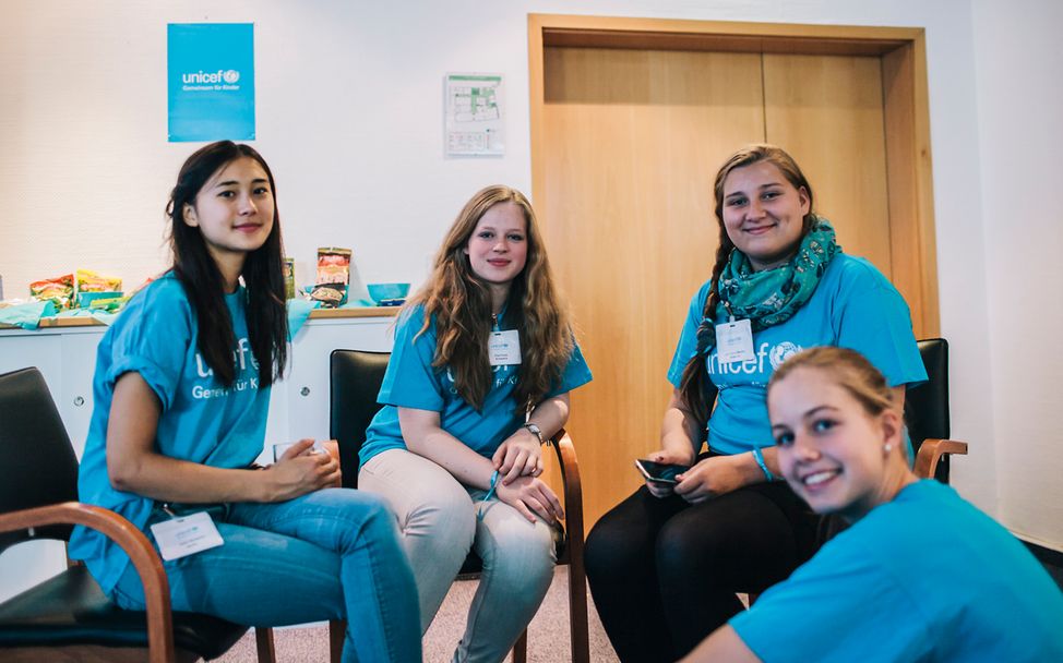 UNICEF-JuniorTeam-Mitglieder beim Brainstormen