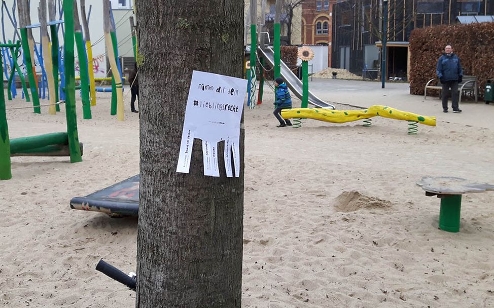 Der Kinderrechte-Abreißzettel auf dem Spielplatz.