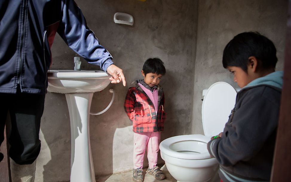 Die Zwillinge lernen wie man die Toilette benutzt