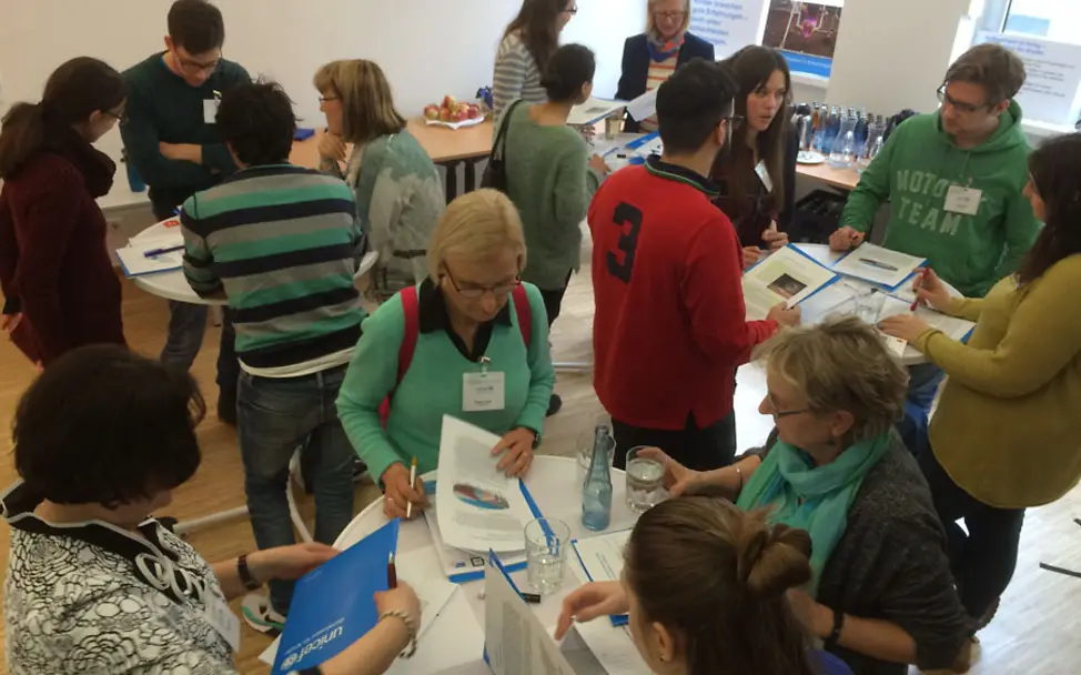 Ehrenamtliche mit neuen Tagungsmappen | © UNICEF Deutschland Ehrenamtliche inspizieren die neuen Tagungsmappen