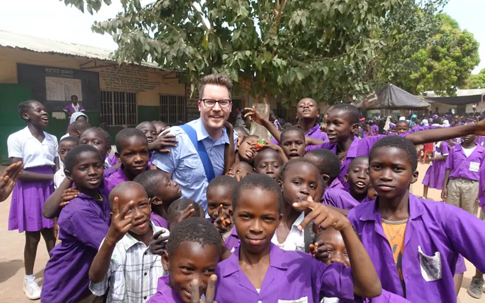 Lars Flottmann mit Grundschülern in Old Jeshwang | © UNICEF/Flottmann Gambia Reise: Lars Flottmann mit Schülern einer Grundschule