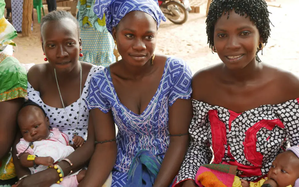 Junge Mütter warten mit ihren Babys aufs Wiegen | © UNICEF/Hövener Gambia Reise: Junge Mütter warten mit ihren Babys aufs Wiegen