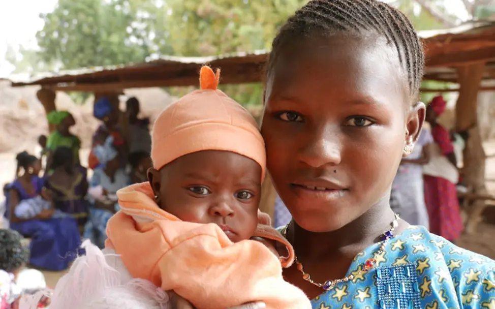 UNICEF unterstützt bei der Pflege von Neugeborenen | © UNICEF/Karina Hövener Gambia Reise: UNICEF unterstützt Mütter bei der Pflege ihrer Neugeborenen
