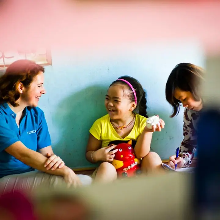 Die neunjährige Uyen aus Vietnam spielt mit UNICEF-Marketingleiterin Susanne Fotiadis Kinder mit Behinderung stärken: die neunjährige Uyen aus Vietnam