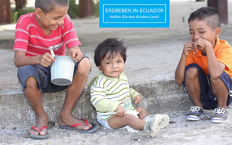 Ecuador Erdbeben: Betroffene Kinder auf einer zerstörten Straße