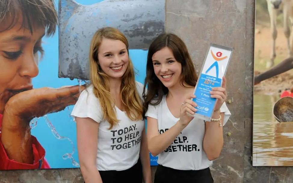 Junge Leute für UNICEF UNICEF-JuniorBotschafterinnen für Kinderrechte 2012