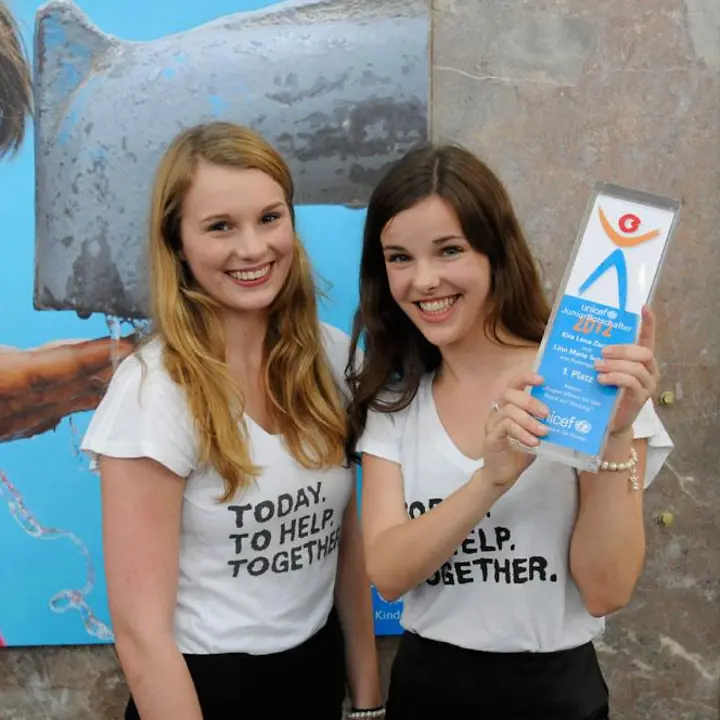 Junge Leute für UNICEF UNICEF-JuniorBotschafterinnen für Kinderrechte 2012