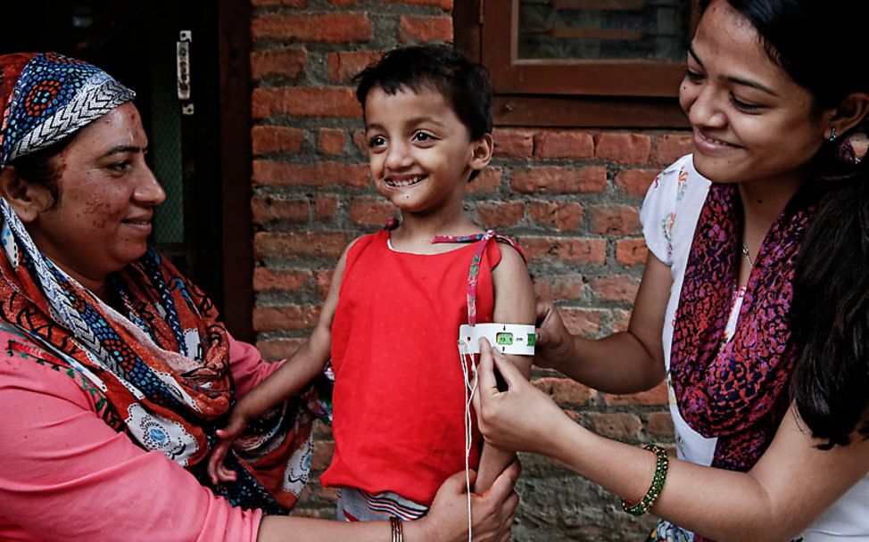 Grüne Werte auf dem Maßband dank therapeutischer Milch von UNICEF.