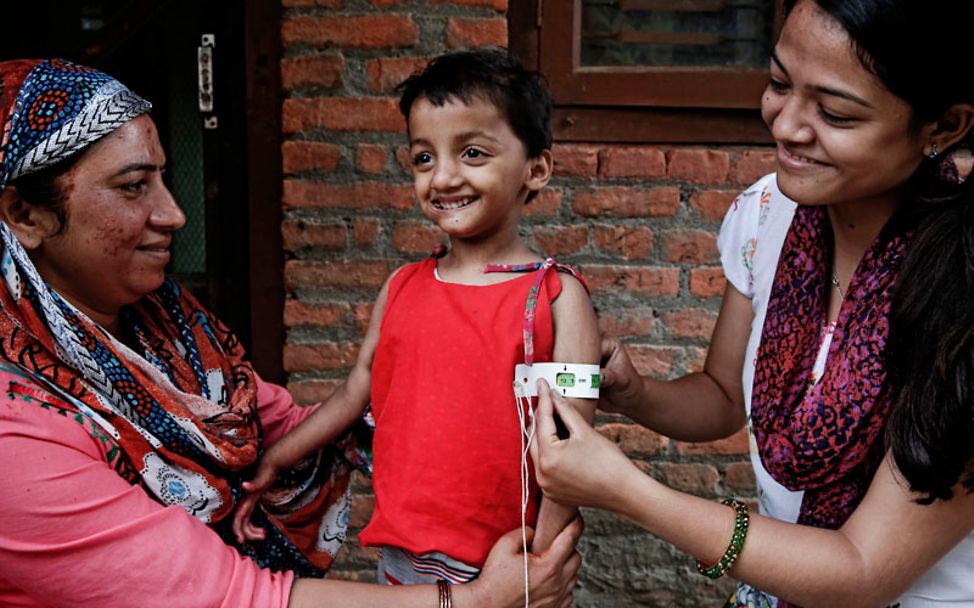 Grüne Werte auf dem Maßband dank therapeutischer Milch von UNICEF.