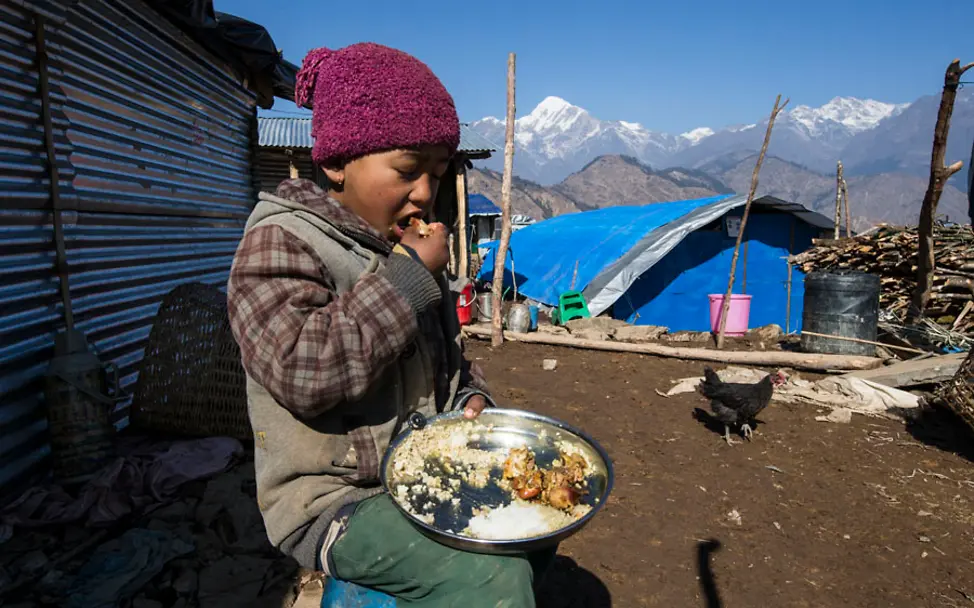 Sabin Gurung (9) beim Essen im Distrikt Gorkha | © UNICEF/Shrestha Nepal Erdbeben: Sabin Gurung beim Essen in der Bergregion Gorkha