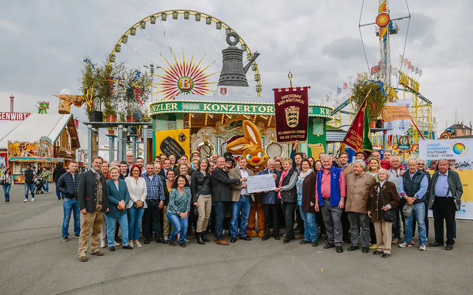 Stuttgarter Frühlingsfest - Bilanz der Spendenaktion | © Thomas Niedermüller Bei der Spendenaktion des Stuttgarter Frühlingsfestes wurden 25.462 € an UNICEF überreicht.