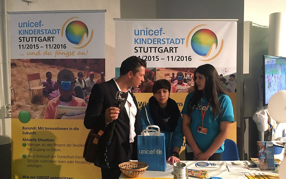 Hardy Krüger Jr. beim Porsche Tennis Grand Prix im Gespräch mit UNICEF Ehrenamtlichen der AG Stuttgart.