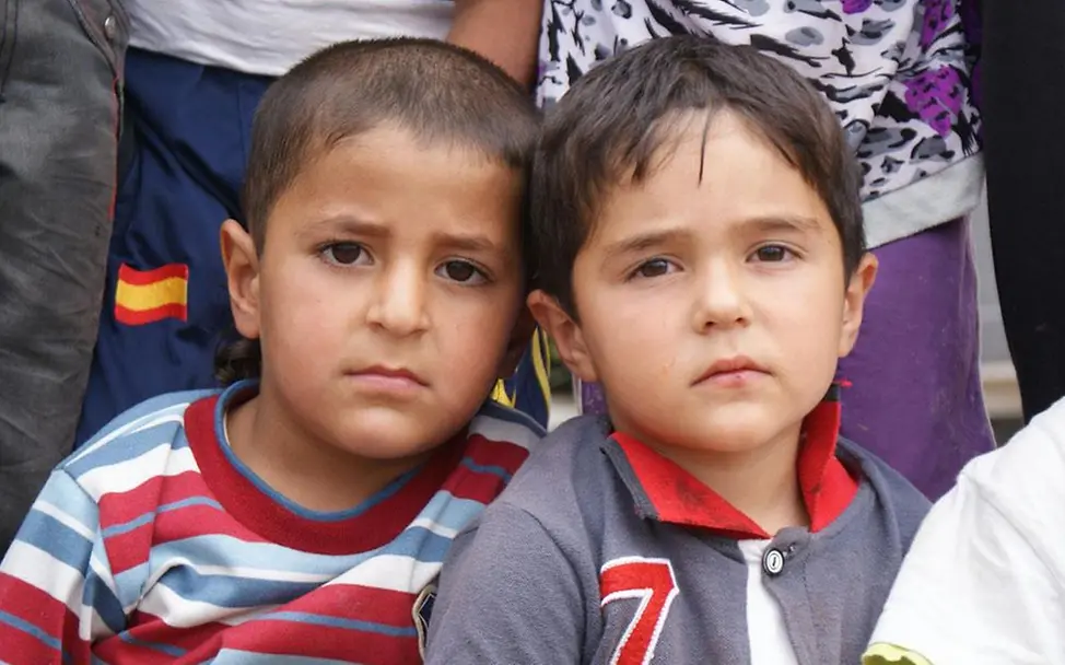 Zwei Jungen im Domiz-Flüchtlingslager im Irak. ©UNICEF/UKLA2013-00049/Lane Zwei Jungen im Domiz-Flüchtlingslager im Irak