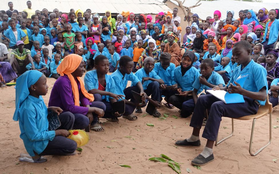 Gambia: Schüler zeigen mit ihrem Theaterstück wie wichtig Hygiene ist.