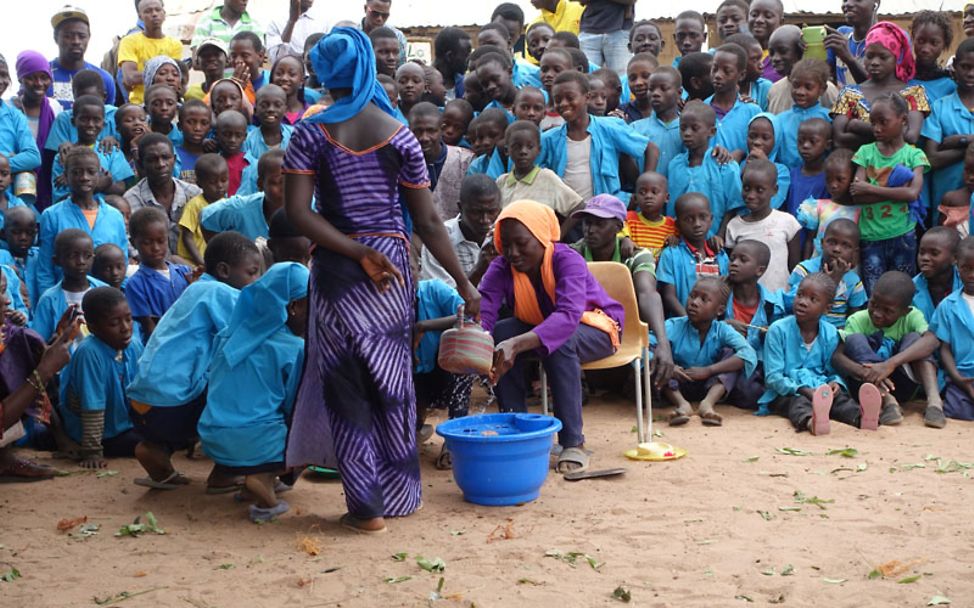 Gambia: Durch das Theater lernen die Schüler viel über Hygiene