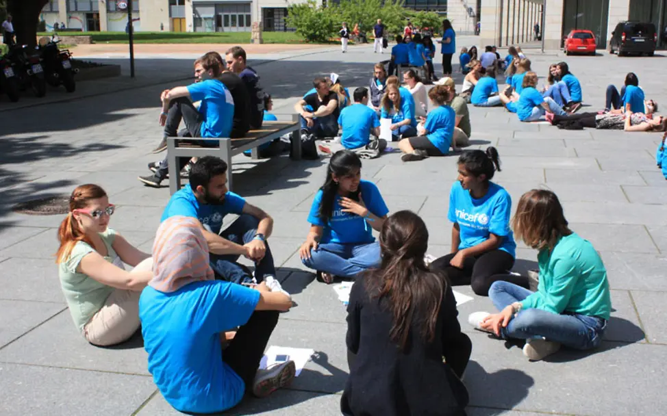 Studenten tauschen sich aus, wie sie sich für Kinder stark machen können. | © UNICEF/DT2016-44967/Jonas Krombach Studenten beim UNICEF-Hochschulgruppenworkshop in Dresden.
