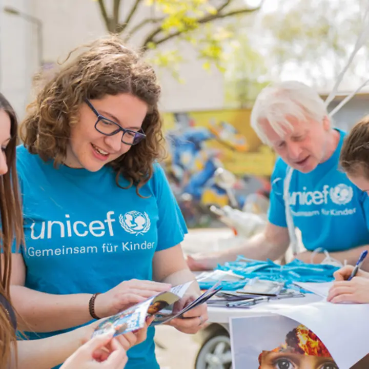An Ständen wird über die Not von Flüchtlingskindern aufmerksam gemacht | © UNICEF DT/Lammler Kampagne: UNICEF macht mit Ständen auf Not der Flüchtlingskinder aufmerksam