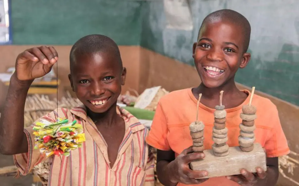 Malawi: Kinder mit Rechenhilfe Malawi: Kinder mit Rechenhilfe