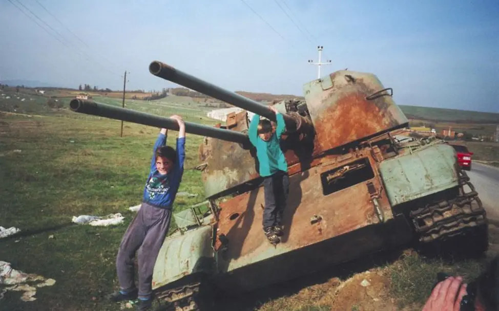 Kinder auf einem Panzer Kinder auf einem Panzer