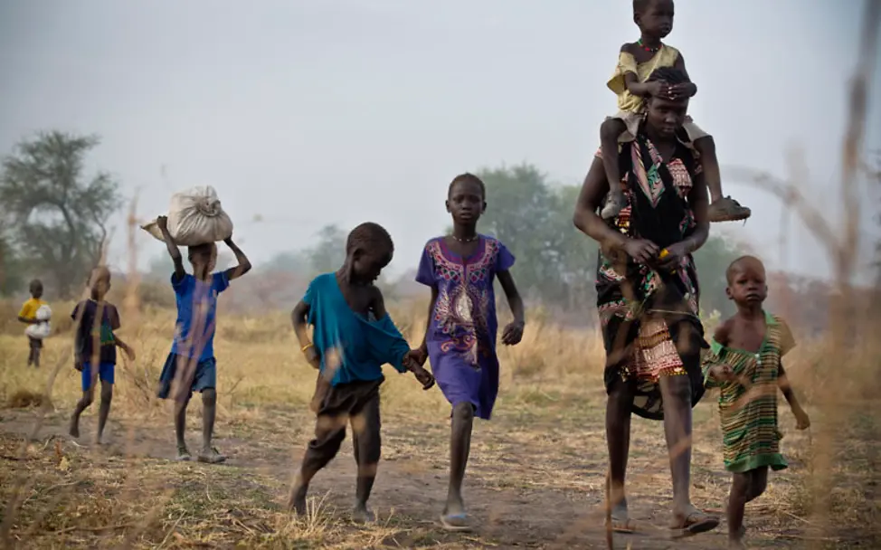 Ein Familie im Südsudan auf der Flucht | © Kate Holt Südsudan: Mit ihrem letzten Hab und Gut flieht diese Familie