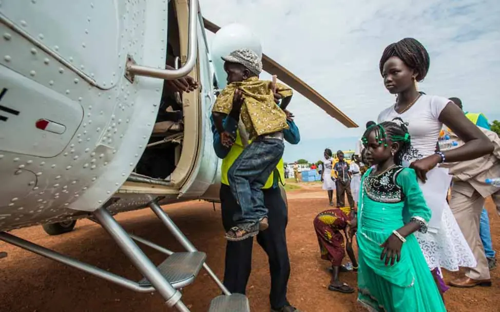 Die Kinder werden mit Hubschraubern zu ihren Familien gebracht | © UNICEF/Rich Südsudan: UNICEF-Helfer bringen die Kinder wieder zu ihren Familien zurück