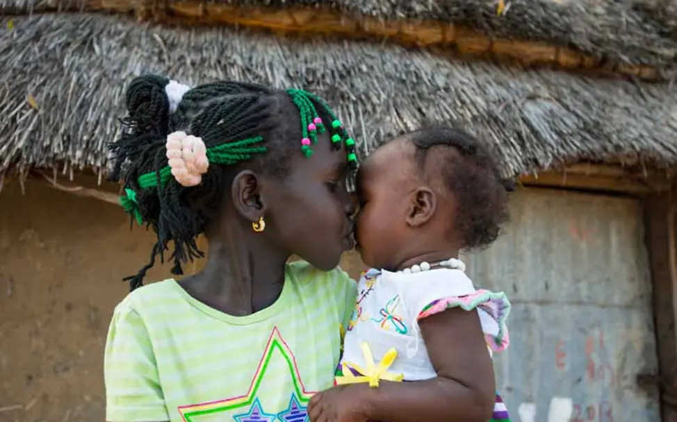 Nyayjaw sieht ihre Schwester zum ersten Mal | © UNICEF/Rich Südsudan: Diese beiden Schwester sehen sich heute zum ersten Mal