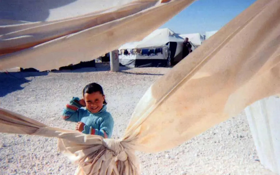 Ein Lächeln schenken Flüchtlingslager Zaatari: Mädchen lächelt