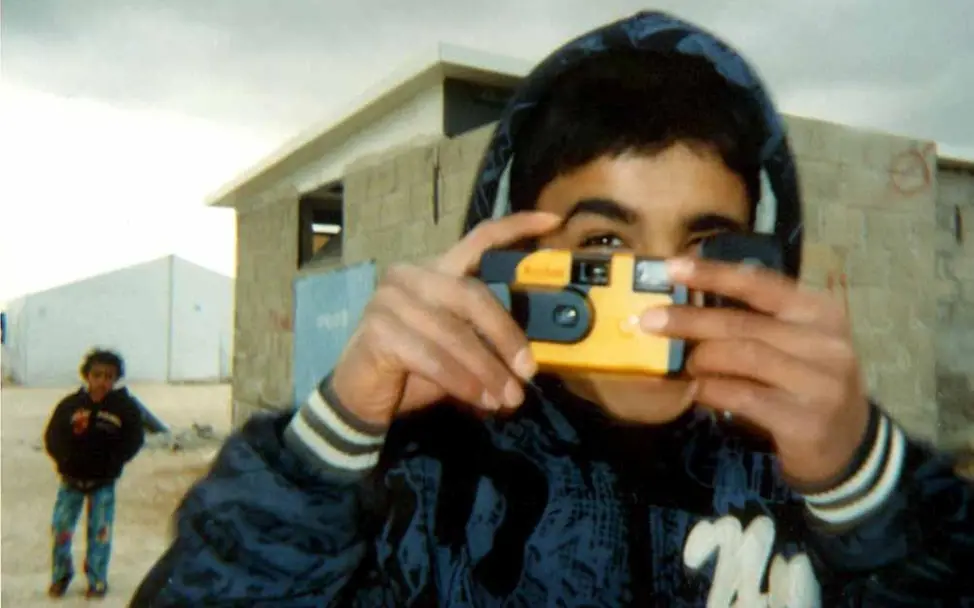 Bitte Lächeln Flüchtlingslager Zaatari: Flüchtlingskind fotografiert