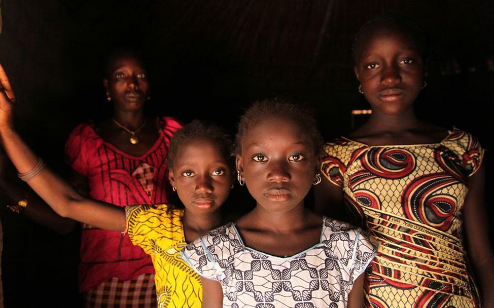 Beschneidung in Guinea-Bissau: Mutter mit Töchtern