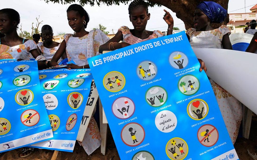 Beschneidung in Senegal: Mädchen präsentieren Poster über Kinderrechte