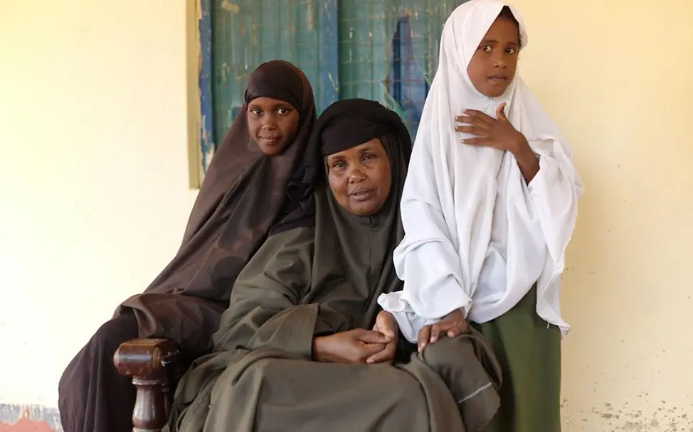 Kenia Beschneidung in Kenia: Mutter mit Töchtern