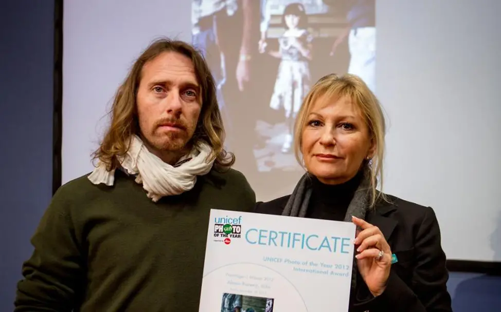 Preisverleihung UNICEF-Foto des Jahres: Gewinner Alessio Romenzi und UNICEF-Botschafterin Sabine Christiansen UNICEF Foto des Jahres Preisverleihung Romenzi Christiansen