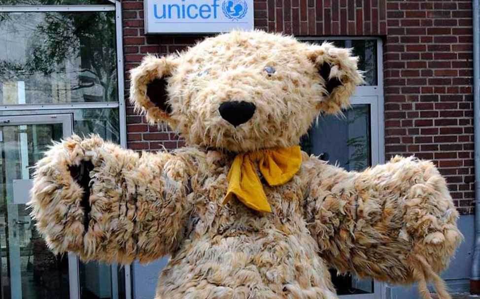 IKEA-Bär Darren vor der UNICEF-Geschäftsstelle in Zollstock