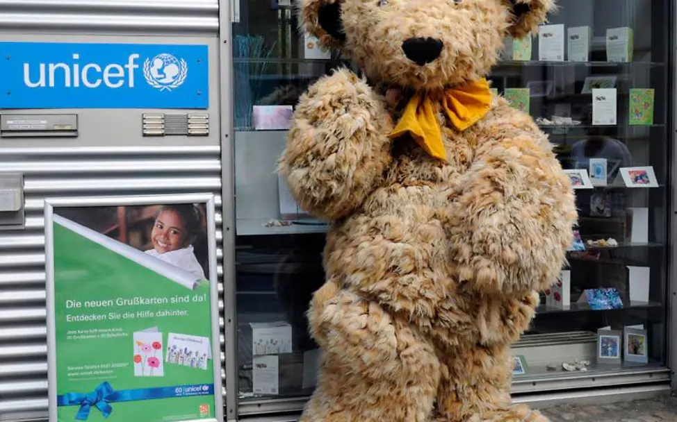 IKEA-Bär Darren vor der UNICEF-Geschäftsstelle IKEA-Bär Darren vor der UNICEF-Geschäftsstelle