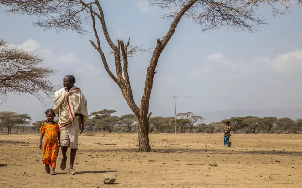 El Niño Äthiopien: Wenige Eltern können sich noch die Bildung ihrer Kinder leisten | © UNICEF/Ayene El Niño Äthiopien: Iftu ist die einzige, die trotz Dürre zum Schulstart erschienen ist.
