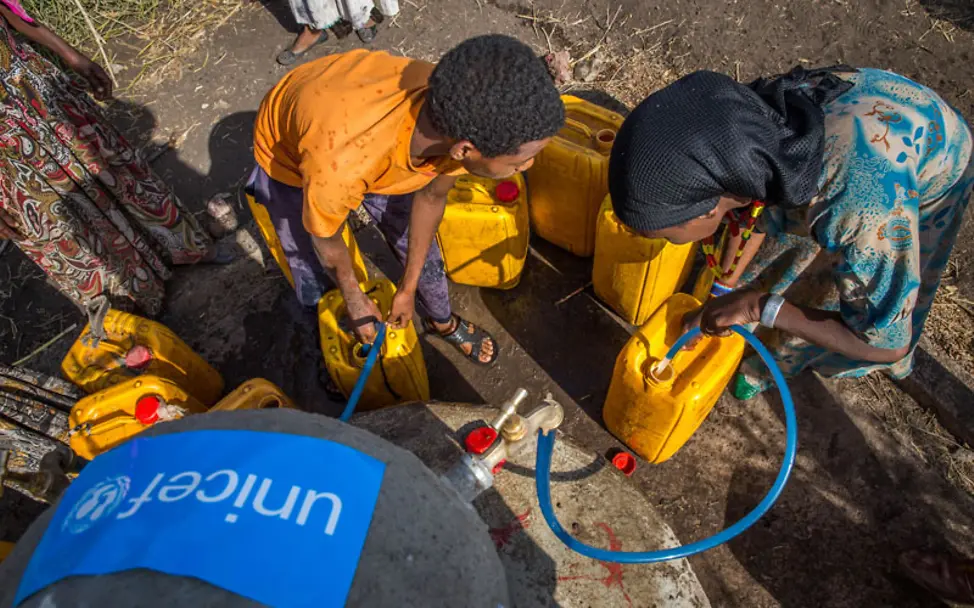 El Niño Äthiopien: UNICEF hilft mit Wasserpumpen vor Ort | © UNICEF/Ayene El Niño Äthiopien: Familien befüllen ihre Kanister an einer UNICEF Pumpe.