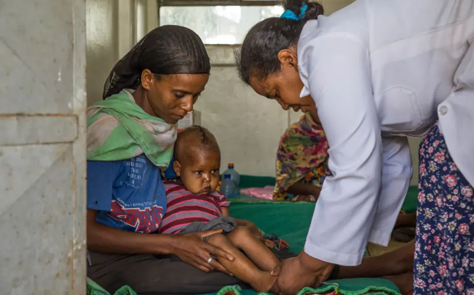 El Niño Äthiopien: Das Gesundheitssystem braucht dringend Unterstützung | © UNICEF/Ayene El Niño Äthiopien: Mutter und Kind werden im Flur des überlaufenen Krankenhauses versorgt.