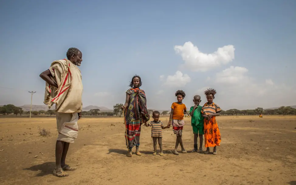 El Niño Äthiopien: Ganze Familien machen sich auf stundenlange Suche nach Wasser. | © UNICEF/Ayene El Niño Äthiopien: Ganze Familien machen sich auf stundenlange Suche nach Wasser.