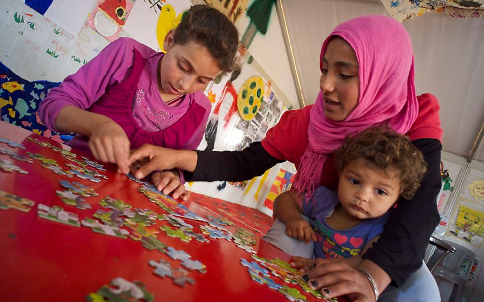 Kafa spielt mir ihrer Cousine im durch UNICEF kinderfreundlich eingerichteten Zelt. Zuhause fühlen sie sich dort aber nicht.