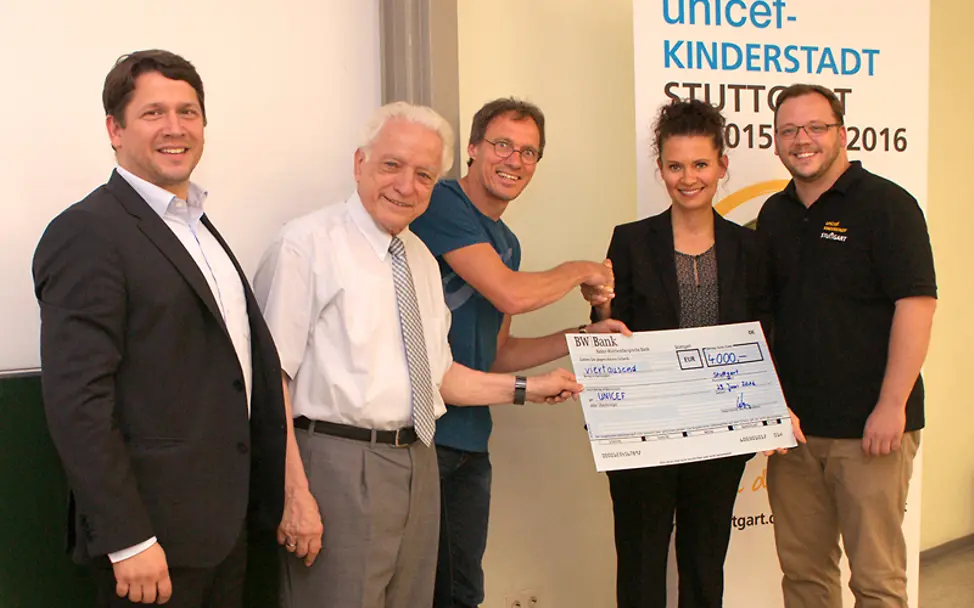 Scheckübergabe an die UNICEF-Kinderstadt Stuttgart | © UNICEF Beim Spendenlauf kamen 4000 Euro für die UNICEF-Kinderstadt Stuttgart zusammen
