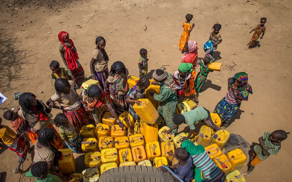 El Niño Äthiopien: Familien auf ständiger Suche nach Wasser | © UNICEF/Ayene El Niño Äthiopien: Familien warten darauf, ihre Kanister mit Wasser zu befüllen.