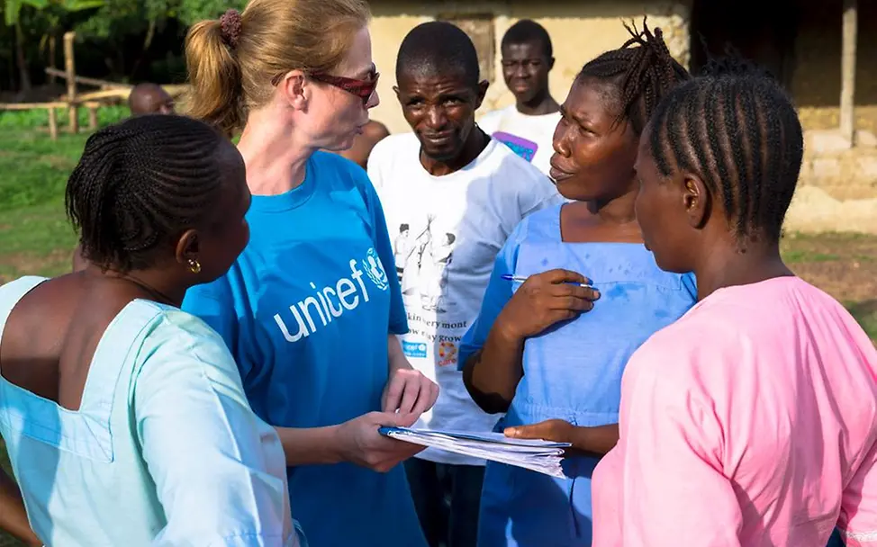 Mein UNICEF: Angela Griep im Gespräch mit einer Krankenschwester Mein UNICEF: Angela Griep im Gespräch mit Krankenschwester (© UNICEF Sierra Leone)