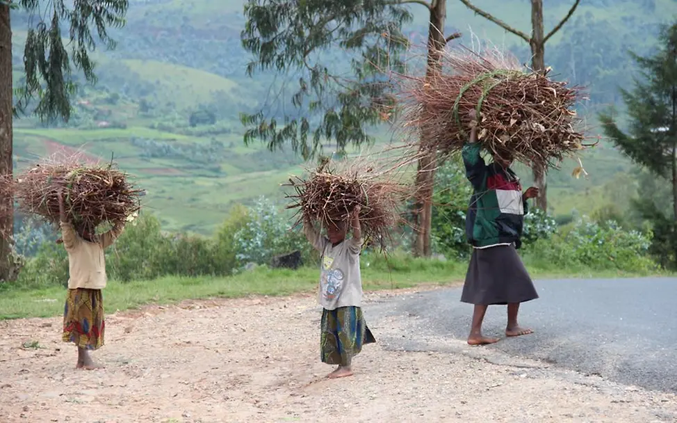 Alltag auf dem Land Burundi Kinder Arbeit