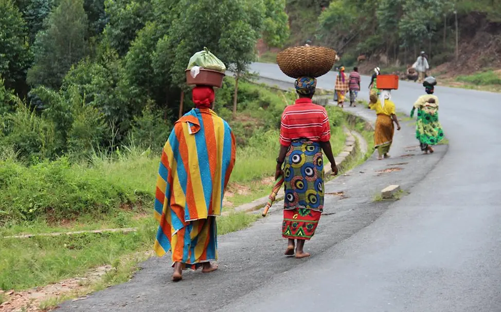 Am Rande der Straße Burundi Straße Frauen